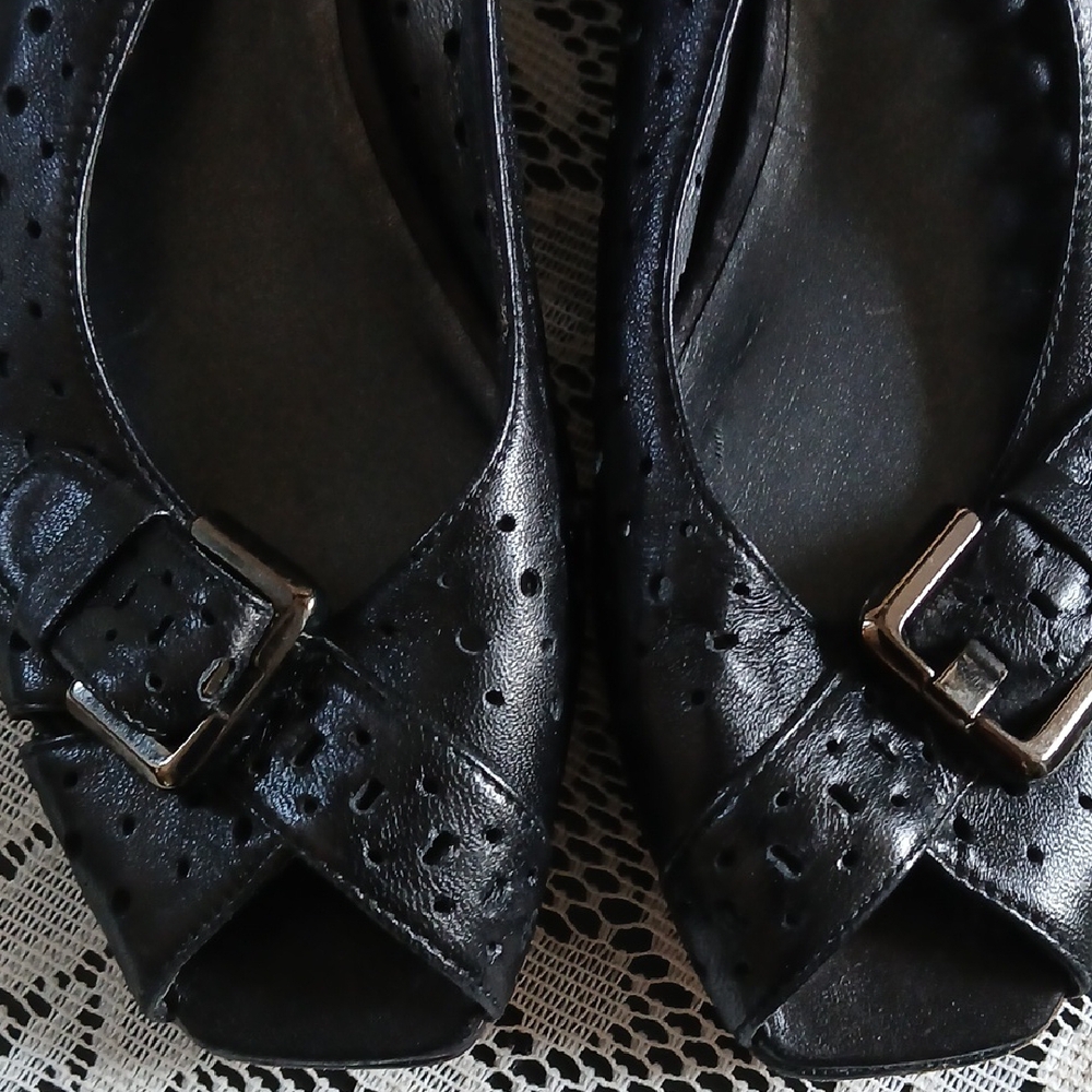 Stuart Weitzman Black Low Wedge Elegant Design - Picture 8 of 9